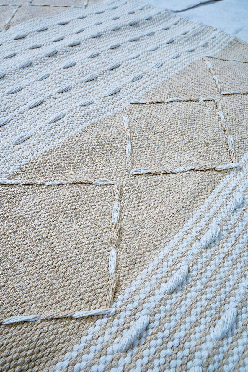 kilim in beige cotton with minimalist stripe/diamond motif, demonstrating kilim craftsmanship.